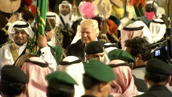 Трамп танцевал с мечом на церемонии в Эр-Рияде - Sputnik Армения