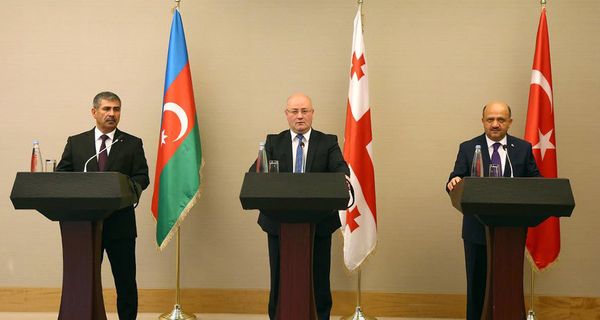 Министры обороны Азербайджана, Грузии и Турции Закир Гасанов, Леван Изория и Пикри Ишик - Sputnik Армения