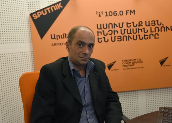 Олег Караханян в гостях у радио Sputnik Армения Олег Караханян в гостях у радио Sputnik Армения - Sputnik Армения