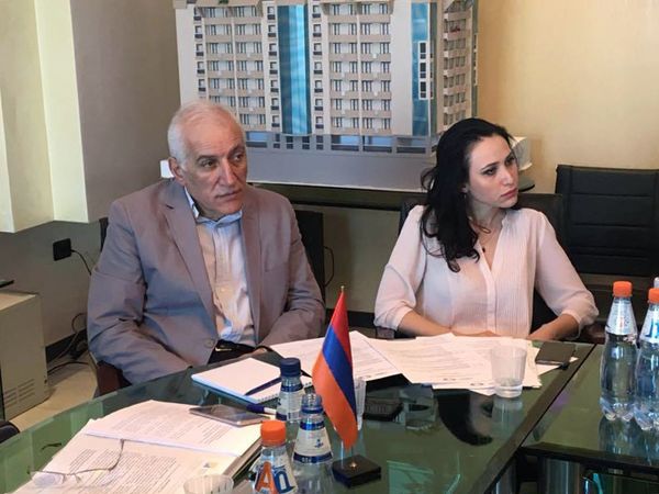 Ваагн Хачатрян. Заседание на тему Экономика и предпринимательство с участием представителей Болгарии, Польши, Латвии, Украины, Беларуси и Казахстана - Sputnik Արմենիա