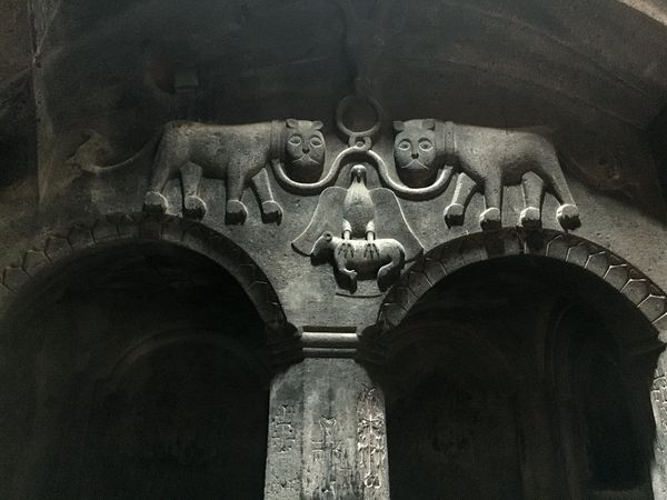 Изображения львов и крестов на северной и восточной стенах жаматуна в Гегарде - Sputnik Армения