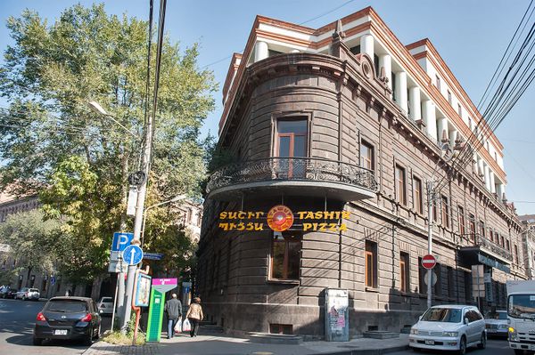 Здание Правительства Первой республики Армении. Ныне Ташир Пицца - Sputnik Արմենիա