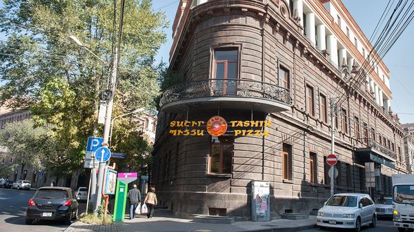 Здание Правительства Первой республики Армении. Ныне Ташир Пицца - Sputnik Армения