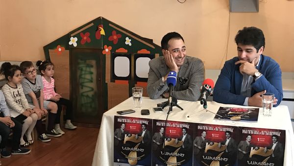 Телеведущий Авет Барсегян и главный дирижер Государственного молодежного оркестра Армении Сергей Смбатян - Sputnik Армения