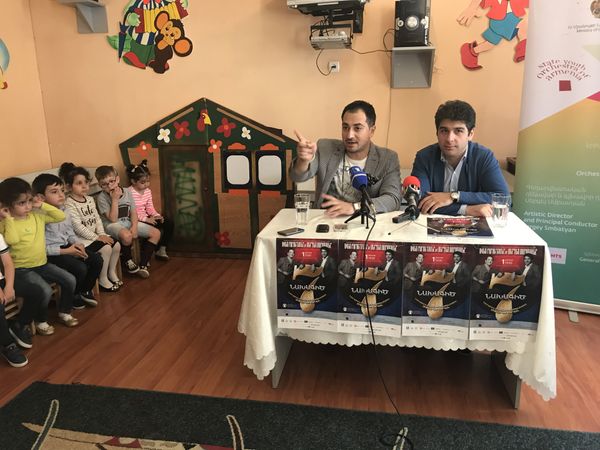 Телеведущий Авет Барсегян и главный дирижер Государственного молодежного оркестра Армении Сергей Смбатян Телеведущий Авет Барсегян и главный дирижер Государственного молодежного оркестра Армении Сергей Смбатян - Sputnik Армения