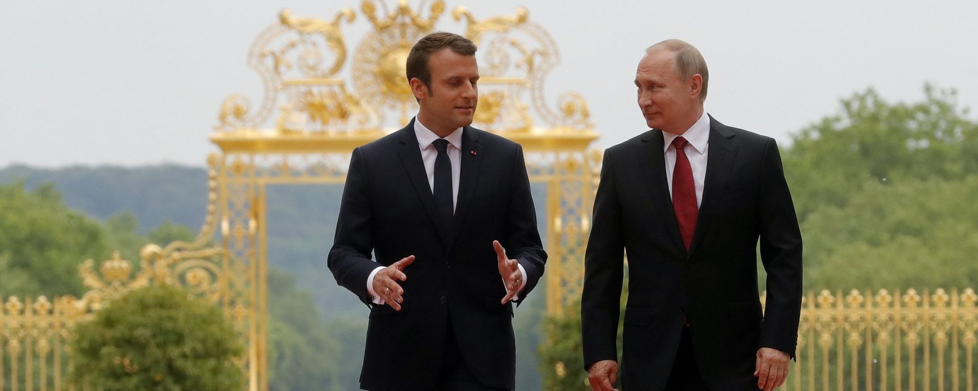 Президенты России и Франции Владимир Путин и Эммануэль Макрон во время встречи в Версальском дворце (29 мая 2017). Париж - Sputnik Армения, 1920, 21.12.2021