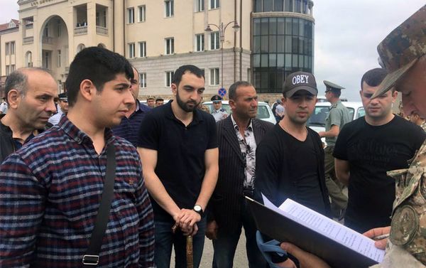 Ապրիլյան քառօրյա պատերազմի ժամանակ ծանր վիրավորված մի խումբ զինվորներ եւ սպաներ ավտոմեքենաներ են ստացան - Sputnik Արմենիա
