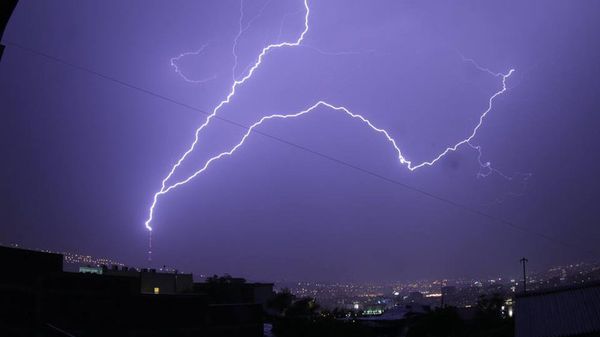 Молния в Ереване ударила по телебашне - Sputnik Армения