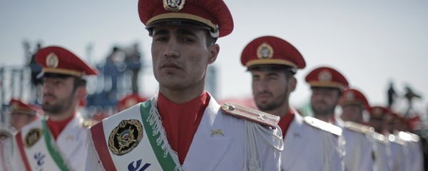 Корпус стражей исламской революции (КСИР) в парадной одежде во время празднования годовщины исламской революции в Тегеране. Корпус стражей исламской революции (КСИР) в парадной одежде во время празднования годовщины исламской революции в Тегеране. - Sputnik Армения