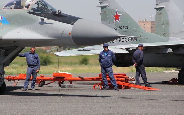 Авиашоу ко дню России в авиабазе Эребуни Авиашоу ко дню России в авиабазе Эребуни - Sputnik Армения