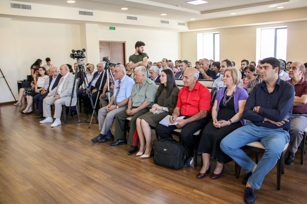 Встреча с меценатом Грачья Погосяном в Министерстве диаспоры РА Встреча с меценатом Грачья Погосяном в Министерстве диаспоры РА - Sputnik Армения