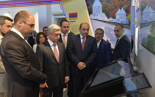 Выставка Астана Экспо-2017: Серж Саргсян посетил армянский павильон - Sputnik Армения