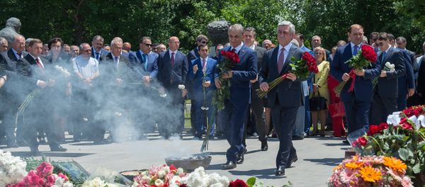 Президент Армении Серж Саргсян вместе с высшим руководством страны посетил пантеон имени Комитаса - Sputnik Արմենիա