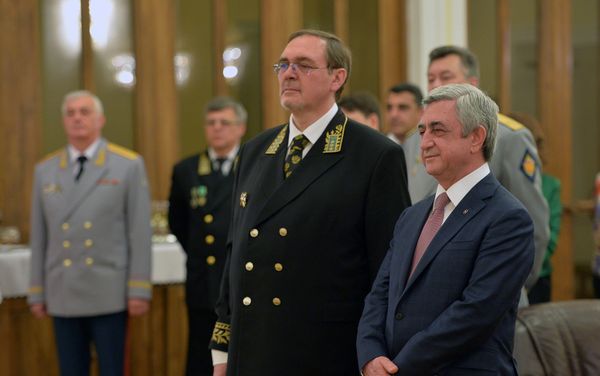 Президент Серж Саргсян сегодня по случаю государственного праздника Российской Федерации - Дня России, посетил посольство РФ в Армении Президент Серж Саргсян сегодня по случаю государственного праздника Российской Федерации - Дня России, посетил посольство РФ в Армении - Sputnik Армения