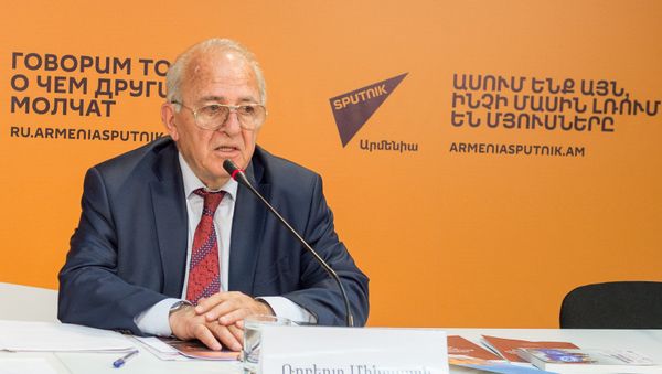 Ректор Армянского института туризма Роберт Минасян Ректор Армянского института туризма Роберт Минасян - Sputnik Արմենիա