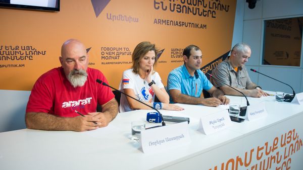 Роберт Ассарян, Тельма Казарян-Алтун и Геворк Гаспарян - Sputnik Армения