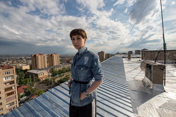 Лилит Касперчик-Торосян Психолог-консультант. Последний год занимается предоставлением психологических консультаций людям, пережившим горе. Как говорит сама Лилит, “да, это дело не из легких, иногда приходится выслушивать душераздирающие истории, но я очень люблю свою работу”. - Когда была очень маленькой, хотела стать водителем скорой помощи, потом археологом-геологом, потом художником. Думаю, хорошо, что я стала психологом, потому что чувствую: именно в этом мое призвание.  Будущее ей видится непредсказуемым и в то же время дающим богатые возможности. - Sputnik Армения