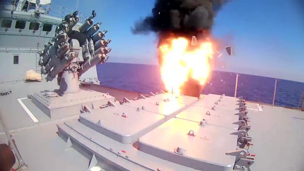 Корабли ВМФ РФ запустили крылатые ракеты Калибр по объектам ИГ в районе Пальмиры Корабли ВМФ РФ запустили крылатые ракеты Калибр по объектам ИГ в районе Пальмиры - Sputnik Армения