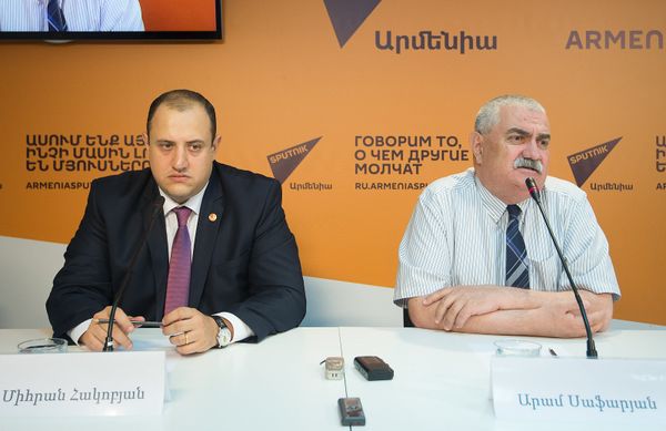 Мигран Акопян и Арам Сафарян - Sputnik Армения