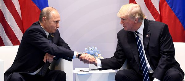 Президенты России и США Владимир Путин и Дональд Трамп. Рукопожатие Президенты России и США Владимир Путин и Дональд Трамп. Рукопожатие - Sputnik Армения