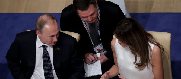 Владимир Путин и Первая леди США Меланья Трамп на банкете в рамках саммита G20 Владимир Путин и Первая леди США Меланья Трамп на банкете в рамках саммита G20 - Sputnik Армения