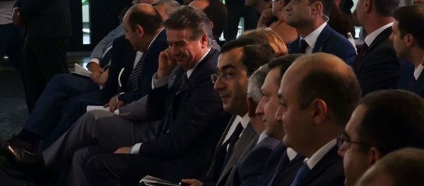 Փոքրիկ իրարանցումը շփոթության մեջ գցեց Հայաստանի վարչապետի թիկնապահներին - Sputnik Արմենիա
