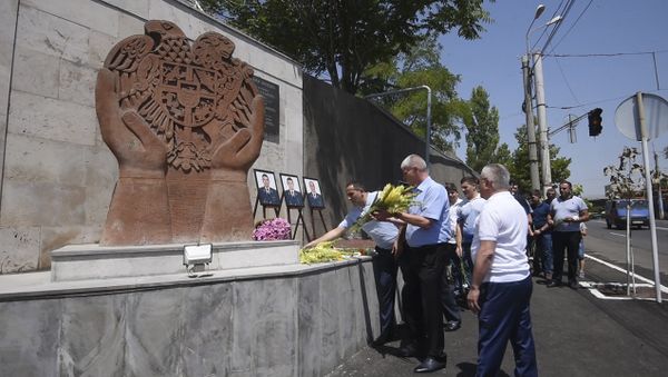 Друзья и коллеги почтили память погибших при захвате полка ППС полицейских - Sputnik Армения