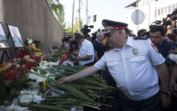 Друзья и коллеги почтили память погибших при захвате полка ППС полицейских Друзья и коллеги почтили память погибших при захвате полка ППС полицейских - Sputnik Армения