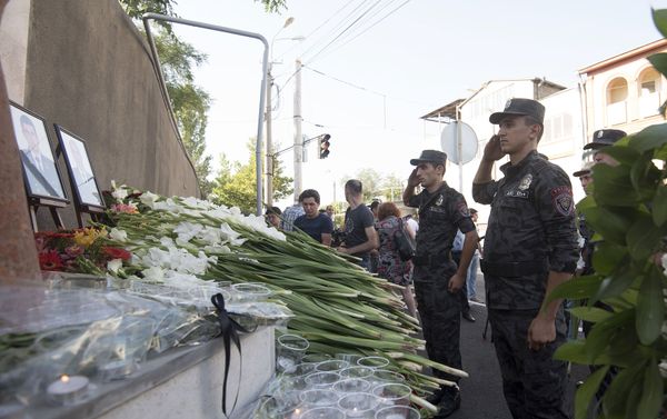 Друзья и коллеги почтили память погибших при захвате полка ППС полицейских Друзья и коллеги почтили память погибших при захвате полка ППС полицейских - Sputnik Армения