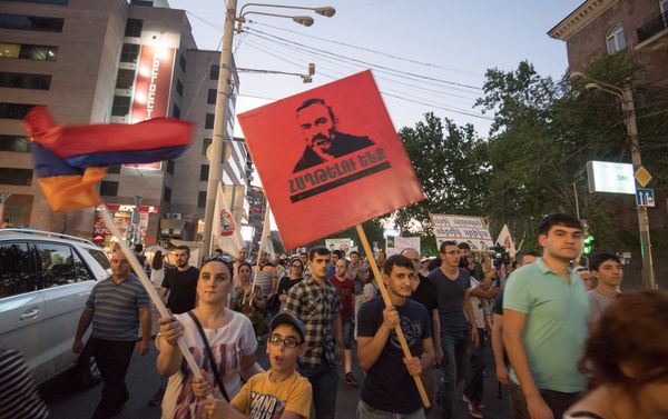 Шествие, посвященное годовщине захвата здания полка ППС в Ереване - Sputnik Армения