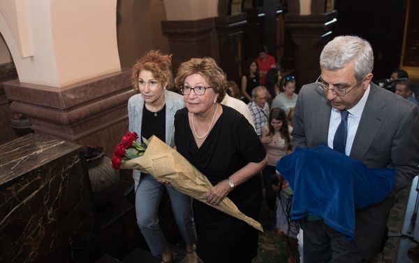 Армянская семья из США подарила Евангелие 1471 года Ереванскому Институту древних рукописей Матенадаран - Sputnik Армения