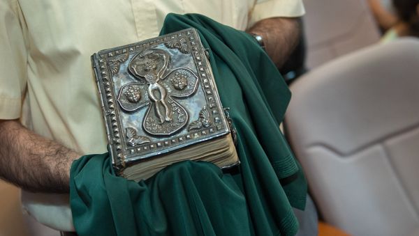 Армянская семья из США подарила Евангелие 1471 года Ереванскому Институту древних рукописей Матенадаран - Sputnik Արմենիա