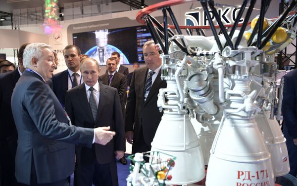 Президент РФ В. Путин посетил Международный авиасалон МАКС-2017 в подмосковном Жуковском Президент РФ В. Путин посетил Международный авиасалон МАКС-2017 в подмосковном Жуковском - Sputnik Армения