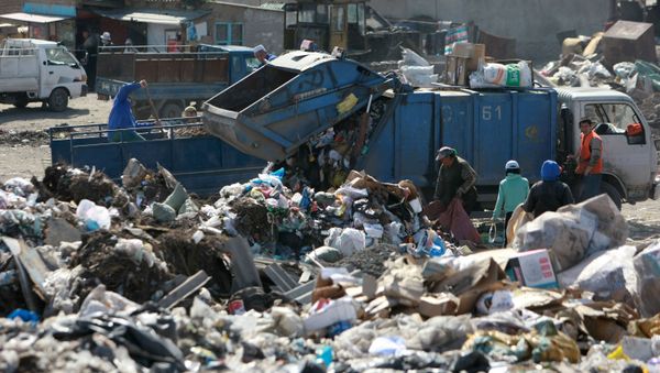 Акция уличного театра на городской свалке с целью привлечь внимание к проблеме мусорного полигона в Бишкеке - Sputnik Армения