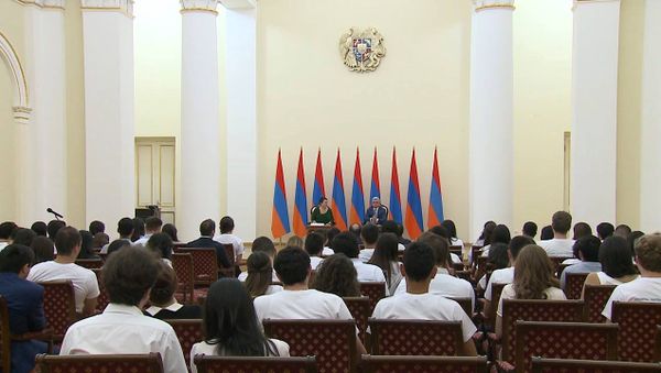 Նախագահը հանդիպում է ունեցել «Լույս» հիմնադրամի կրթաթոշակառուների հետ - Sputnik Արմենիա