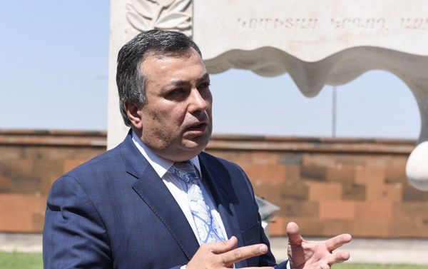 ՀՀ Մշակույթի նախարար Արմեն Ամիրյանը` Օֆելյա Համբարձումյանի հուշարձանի բացմանը ՀՀ Մշակույթի նախարար Արմեն Ամիրյանը` Օֆելյա Համբարձումյանի հուշարձանի բացմանը - Sputnik Արմենիա