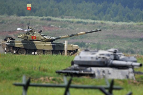 Участники индивидуальной гонки соревнований по танковому биатлону команды армии Кыргызстана Участники индивидуальной гонки соревнований по танковому биатлону команды армии Кыргызстана - Sputnik Армения