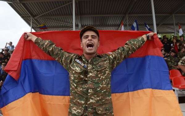 Болельщик команды армии Армении, участвующей в индивидуальной гонки соревнований по танковому биатлону Болельщик команды армии Армении, участвующей в индивидуальной гонки соревнований по танковому биатлону - Sputnik Армения