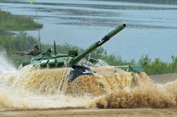 Участники индивидуальной гонки соревнований по танковому биатлону команды министерства обороны Беларуси Участники индивидуальной гонки соревнований по танковому биатлону команды министерства обороны Беларуси - Sputnik Армения
