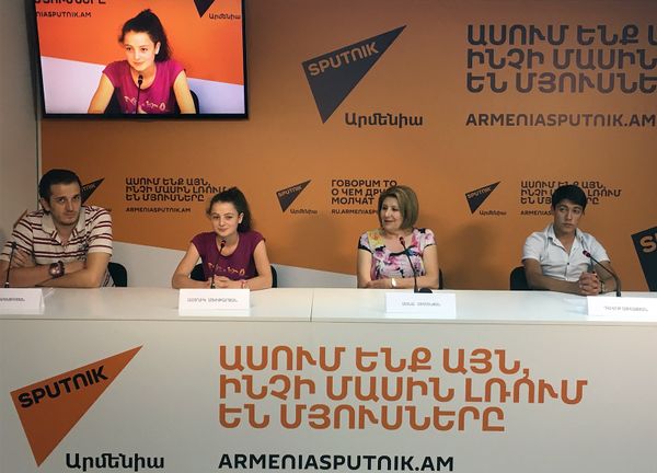 Сона Симонян, Астхик Мхитарян и Давид Айвазян - Sputnik Армения