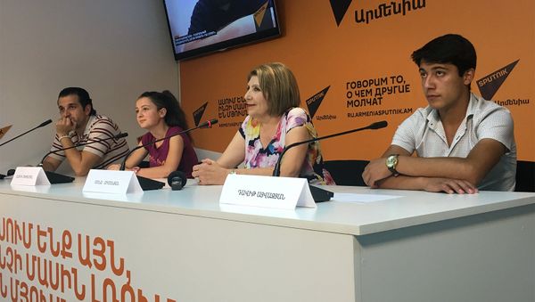 Сона Симонян, Астхик Мхитарян и Ованнес Айвазян - Sputnik Արմենիա