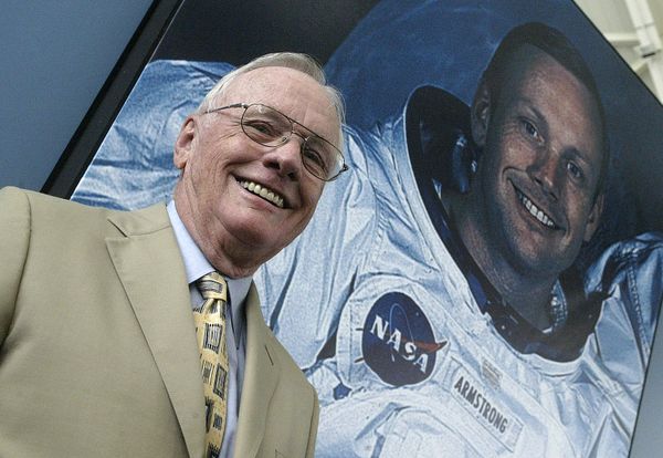 Астронавт Нил Армстронг позирует на фоне собственной фотографии, 2005 год - Sputnik Армения