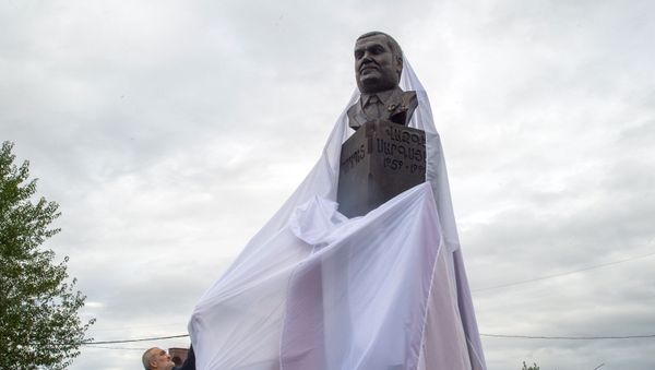 Памятник Вазгену Саркисяну на улице его имени в Эчмиадзине, по соседству с церковью Святой Рипсиме - Sputnik Армения