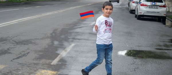 Мальчик с флагом Армении на улицах Эчмиадзина Мальчик с флагом Армении на улицах Эчмиадзина - Sputnik Армения