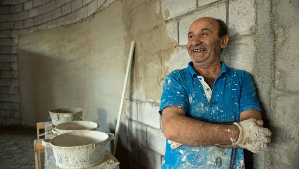 Размик Саакян Около 30 лет работает штукатуром.  - В детстве мечтал стать летчиком. Очень хочу, чтобы когда-нибудь мое желание исполнилось. - Sputnik Армения