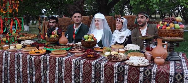 Традиционная армянская свадьба в музее-заповеднике «Звартноц» привлекла и туристов Традиционная армянская свадьба в музее-заповеднике «Звартноц» привлекла и туристов - Sputnik Армения