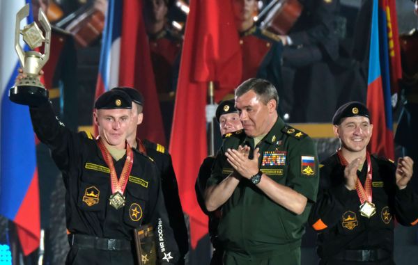 Начальник Генерального штаба Вооруженных сил РФ Валерий Герасимов во время награждения команды армии России, занявшей первое место на соревнованиях по танковому биатлону Армейских международных Игр-2017 - Sputnik Армения