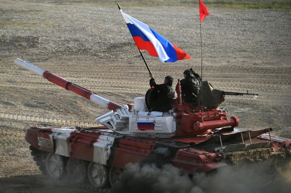 Танк команды армии России в финальной эстафете на соревнованиях по танковому биатлону Армейских международных Игр-2017 на подмосковном полигоне Алабино - Sputnik Армения