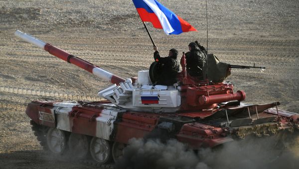 Танк команды армии России в финальной эстафете на соревнованиях по танковому биатлону Армейских международных Игр-2017 на подмосковном полигоне Алабино - Sputnik Армения