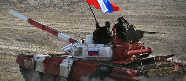 Танк команды армии России в финальной эстафете на соревнованиях по танковому биатлону Армейских международных Игр-2017 на подмосковном полигоне Алабино Танк команды армии России в финальной эстафете на соревнованиях по танковому биатлону Армейских международных Игр-2017 на подмосковном полигоне Алабино - Sputnik Армения